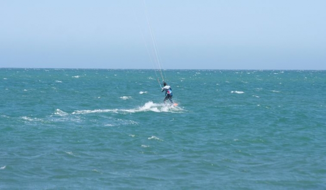  男子在海上风筝冲浪